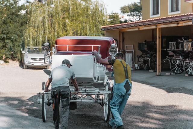 Selbst Kutschen aus der k.u.k.-Zeit gibt es noch. | Foto: Raphael Berthold/ Riding Dinner
