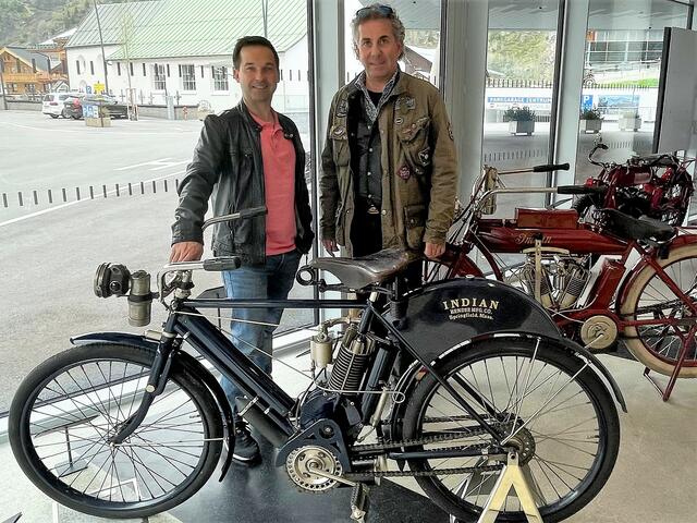 „Indian Motorcycle Special im Gurgl Carat“: Felix Kupfer, Geschäftsführer des Gurgl Carat (l.), und Attila Scheiber, Eigentümer und Gründer des „Top Mountain Crosspoint - Motorcycle Museum“, mit einer Indian Camelback 1906, dahinter einer Indian V2 1912.