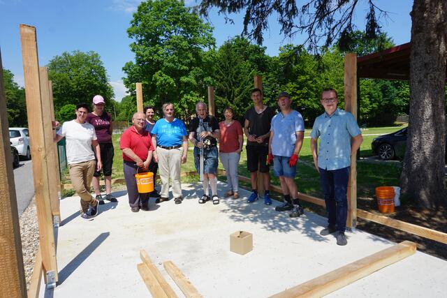 Eingespieltes Team: Lebenshilfe-Geschäftsführer Armin Lorenz mit Mitarbeitern und Kunden bei einer Baustelle im neu angelegten Garten. | Foto: WOCHE