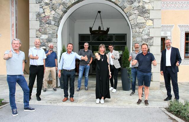 Daumen hoch für die Talenteförderung - Alexander von der Thannen, Andreas Kleinhansl, Christoph Patigler, Benny Pregenzer, Manfred Matt, Elisabeth Ehrhart-Schöpf, Michael Gitterle, Peter Mall, Martin Stark und Roger Klimek (v.l.). | Foto: Ton Zangerl