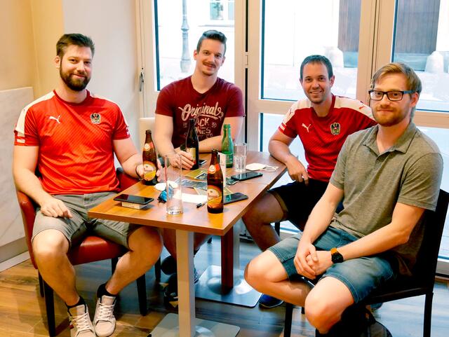 Markus, Dominik, Patrik und Christoph haben im Vorfeld getippt, wie das Spiel ausgeht um die Spannung zu erhöhen. | Foto: Jens Meerkötter