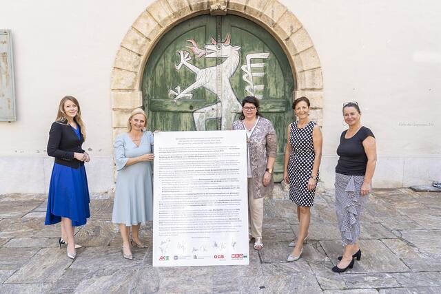 Sozialpartnerorganisationen und Junge Industrie mahnen weitere Maßnahmen zu Verbesserung der Vereinbarkeit von Beruf und Familie ein: Nina Zechner (Junge Industrie), Gabriele Lechner (Vizepräsidentin WKO), Helga Ahrer (stv. Landesvorsitzende ÖGB Steiermark), Maria Pein (Vizepräsidentin Landwirtschaftskammer), Patricia Berger (Vizepräsidentin AK Steiermark)
 | Foto: Foto Fischer