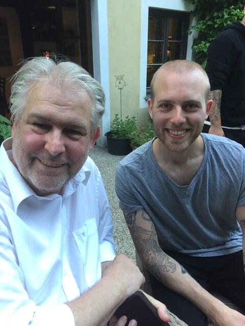 Reinhard Wachmann ist die Feuerwehr für die drei Inhaber von Kranister Gartenlaunge und Kellertreff. Sein Sohn Maximilian Wachmann, Enkel von Dichter und Schriftsteller Ernst Jandl.