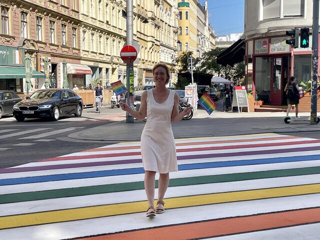 Bezirksvorsteherin Lea Halbwidl (SPÖ) freut sich über den ersten Regenbogen-Zebrastreifen auf der Wieden.