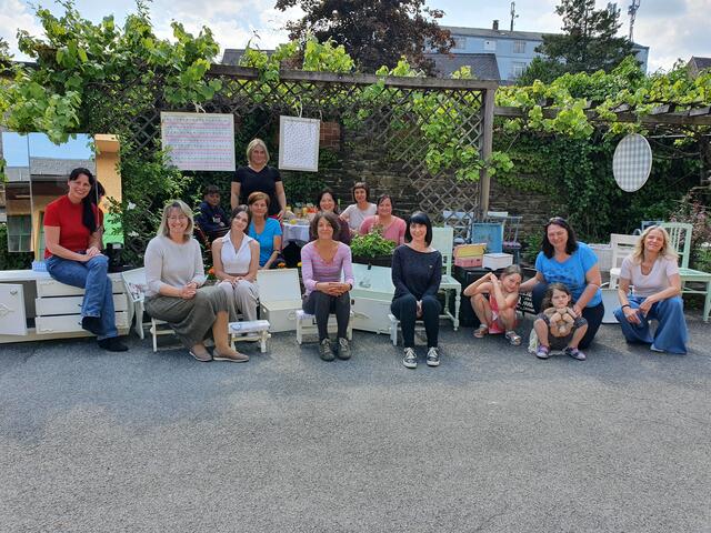 Die Teilnehmerinnen mit ihren selbstgestalteten Shabby-Chic-Möbeln am Abschlussfoto | Foto: ZAM