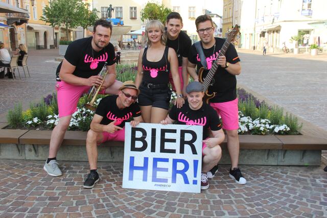 Eine tolle Performance der Stimmungsband "Elchos" in der St. Veiter Innenstadt