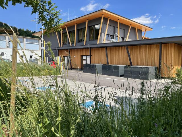Die neue Parkfläche bei der Stadthalle und dem JUFA Hotel wurde mit einem nachhaltigen Grünraumkonzept angelegt.