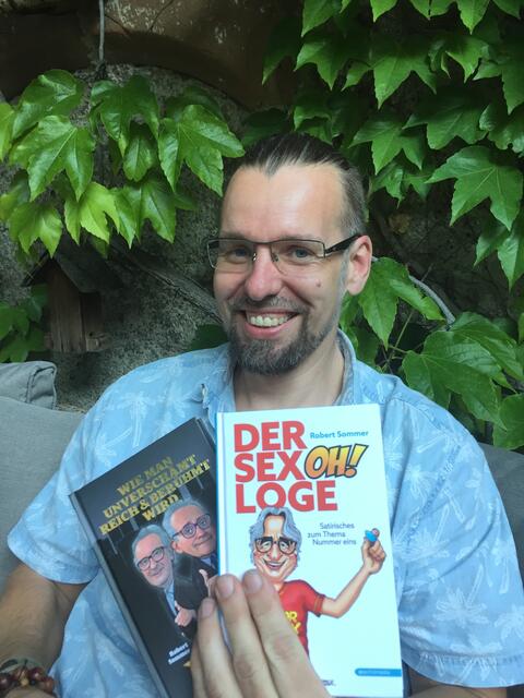 Markus Längauer, Geschäftsführer von Kranister, Gartenlaunge und Kellertreff erfreut sich an der Lesung.