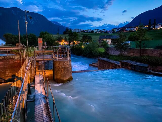 Im Bereich dieser Schleuse stürzte der Kinderwagen mit dem 2-Jährigen in den Gurglbach