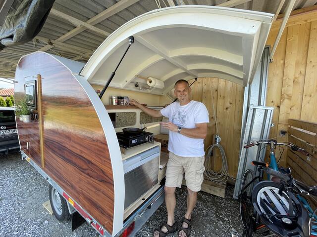 Thomas Neuhold mit seinem selbst erzeugten Teardrop-Trailer. Es gab schon unzählige Ausfahrten damit.