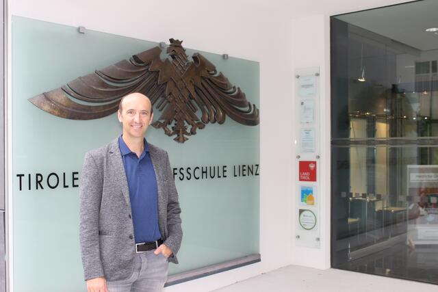 Klaus Oberegger folgte als Direktor der Fachberufsschule Lienz auf Susanna Tasch, die mit 1. Dezember ihren Ruhestand angetreten hat.