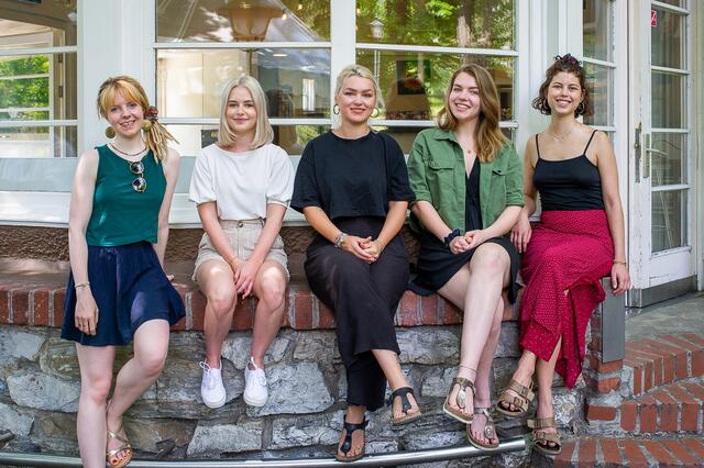 Wollen umweltfreundliche, faire Partys: Die Studierenden Philine Dudler, Ines Hladen, Marena Dworschak, Luise Tieglack und Franziska Dienstl sowie zehn weitere Studeriende haben recherchiert und nachgefragt, wie das gelingen könnte.