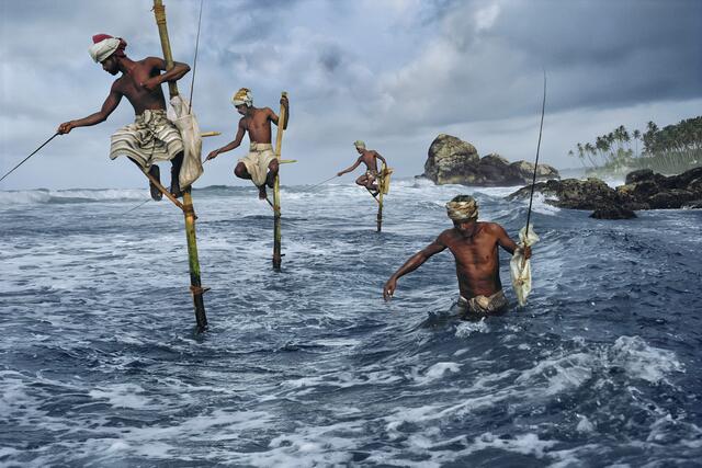 1995 nahm McCurry dieses Bild von traditionellen Fischern in Sri Lanka auf.