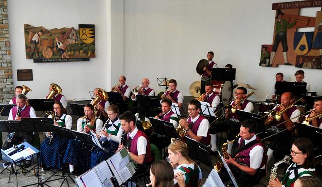 Die Musikkapelle Axams live gibt es am 24. Juni, am 9., 18. und 30. Juli sowie am 13. und am 27. August  | Foto: Hassl