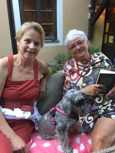 Edith Heinzle hat genug von Corona und genießt die Veranstaltung mit Christa Krötinger und Zwergschnauzer Gucci.