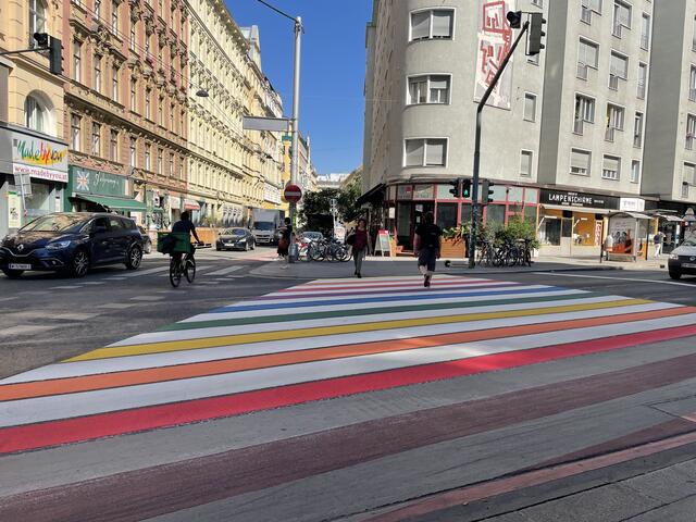 Der bunte Schutzweg befindet sich an der Kreuzung Margaretenstraße/Schleifmühlgasse.