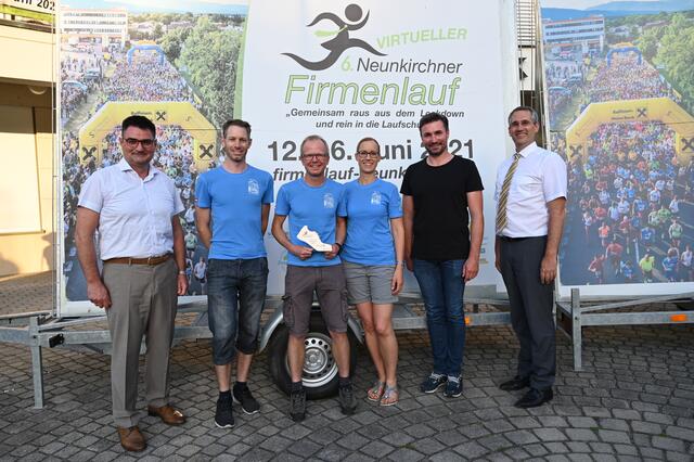 Die Mixed-Lauf-Sieger mit den Organisatoren. | Foto: Harald Gruber | Raiba NK