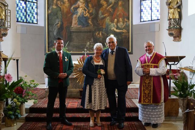Jubilare mit Pater Lukas und Bürgermeister Obermayr. | Foto: Gemeinde Neukirchen bei Lambach