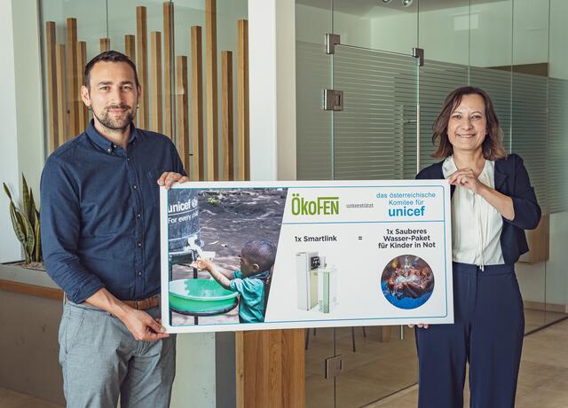 ÖkoFEN-Geschäftsführer Stefan Ortner und UNICEF Österreich-Vertreterin Anna Gudra freuen sich über die intensivierte Zusammenarbeit. | Foto: ÖkoFEN