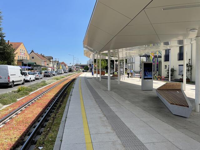 Der neue Mobilitätsknoten in Weiz-Mitte verbindet Bus, Bahn, E-Bikes und E-Car-Sharing miteinander. Hier wurden auch zusätzliche Begrünungs- und Beschattungsflächen geschaffen.