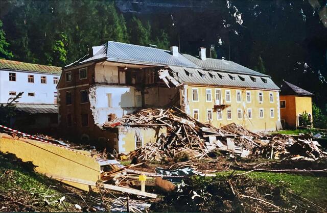 Durch einen Lawinenabgang im Jahre 1999 wurde das Gebäude stark beschädigt.