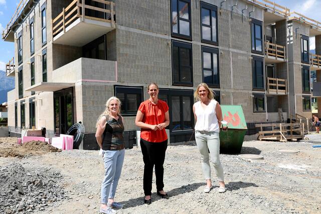 Landesrätin Andrea Klambauer (Mitte) besuchte die Frauenhaus-Baustelle in Saalfelden; im Bild mit Sonja Hartl und Michaela Bliem vom Pinzgauer Frauenhaus | Foto: LMZ/Neumayr/Roland Hölzl