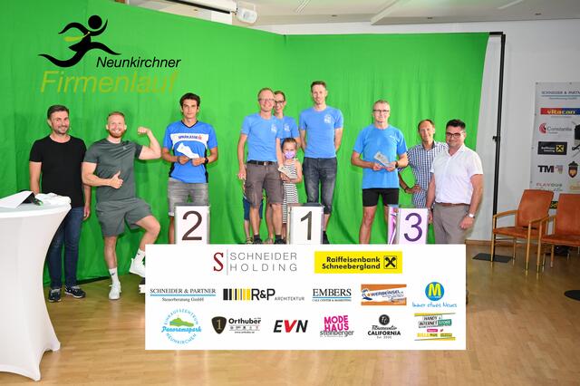 Laufen Mixed: Dieter Schneider, Roman Schweiger, Vertreter der Siegerteams, Richard Ruhland und Meletios Kujumtzoglu.
 | Foto: Harald Gruber | Raiba NK