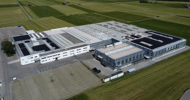 Am Dach des Standortes in Lechaschau wurde eine 2330 Quadratmeter große Photovoltaikanlage montiert.