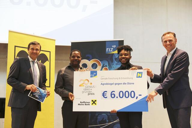 Agrobiogel gegen die Dürre v.l.n.r. Reinhard KARL (Raiffeisen), Gibson Nyanhongo, Keith Nyanhongo, LR Jochen Danninger
