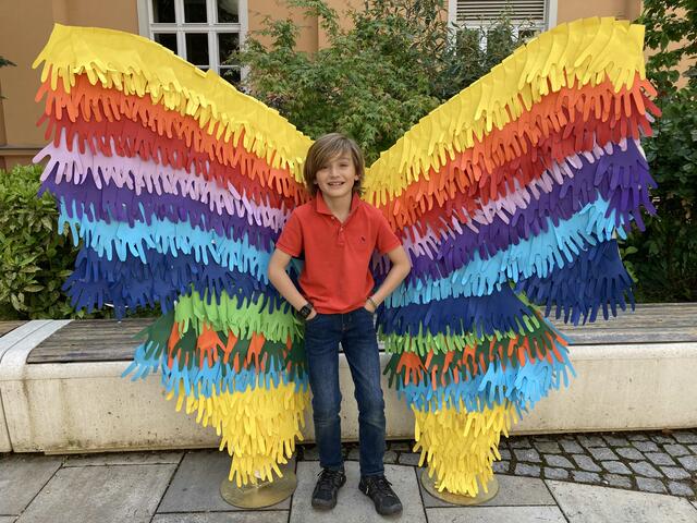 Der Riesenschmetterling diente als Fotostation. Die Fotos der Kinder wurden den Kindern mitsamt Spenden-Info mit nach Hause gegeben.
| Foto: KK