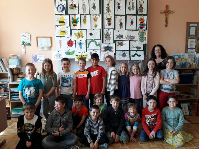 Die 2a der Volksschule Passail hat sich intensiv mit dem Thema "Wiese" auseinander gesetzt und dazu eigene Bilder gemalt. | Foto: KK