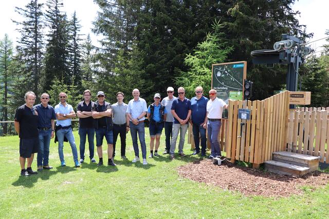 Der Patschenlift am Sommerberg Fendels wurde am 17. Juni von Vertretern der Bergbahnen, des TVB, der HTL Imst und Anichstraße sowie der beteiligten Baufirmen offiziell eröffnet.  | Foto: Othmar Kolp