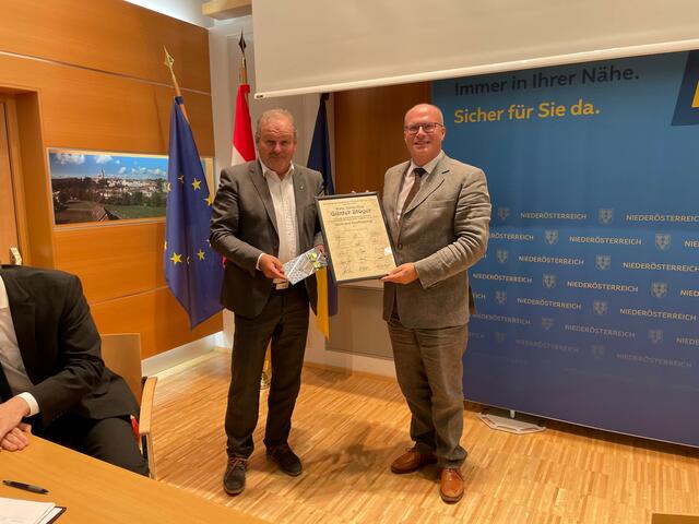 Eduard Köck bedankt sich bei Günter Stöger für dessen Wirken im Bezirk. Stöger leitet ab 1. Juli die Bezirkshauptmannschaft Krems. | Foto: privat