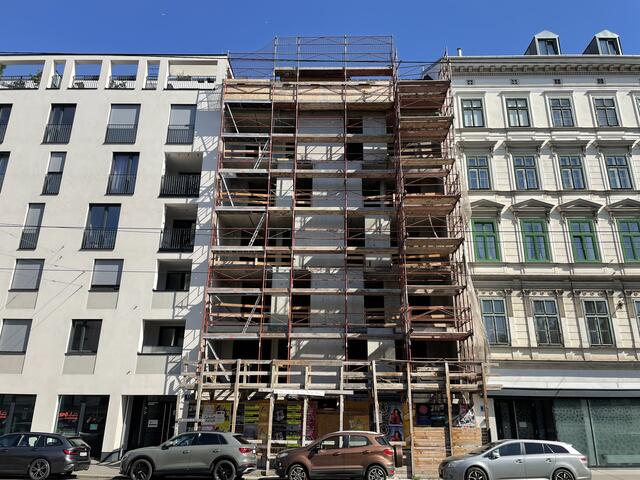 Am Neubau in der Alserbachstraße 25 wird seit geraumer Zeit nicht weiter gearbeitet. Auch Angaben über Eigentümer und Bauherr sucht man an der Fassade vergebens. | Foto: tba