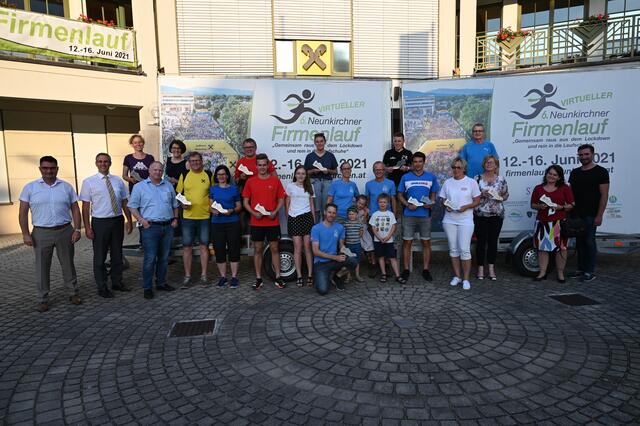  Vertreter Der Sieger-Teams der Läufer und Walker. | Foto: Harald Gruber | Raiba NK