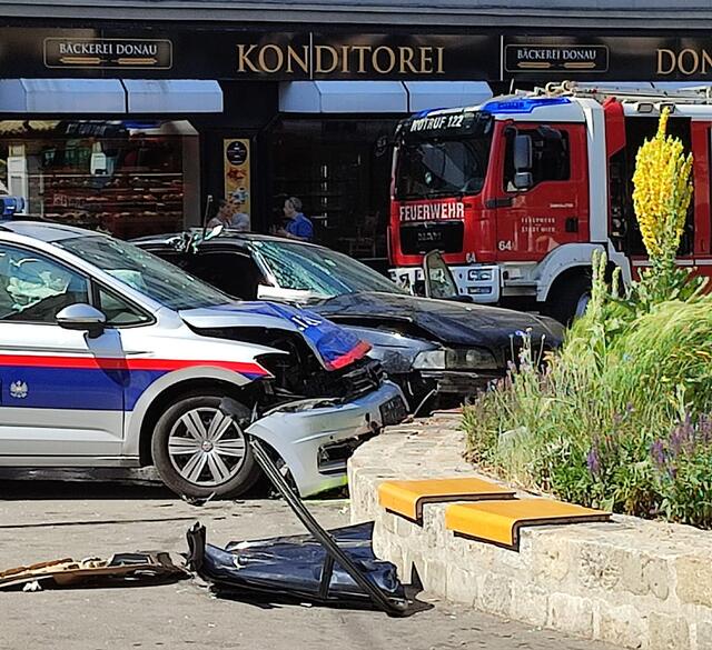 An der Kreuzung Flachgasse, Hütteldorferstrasse kollidierte ein Polizeifahrzeug mit einem Pkw.