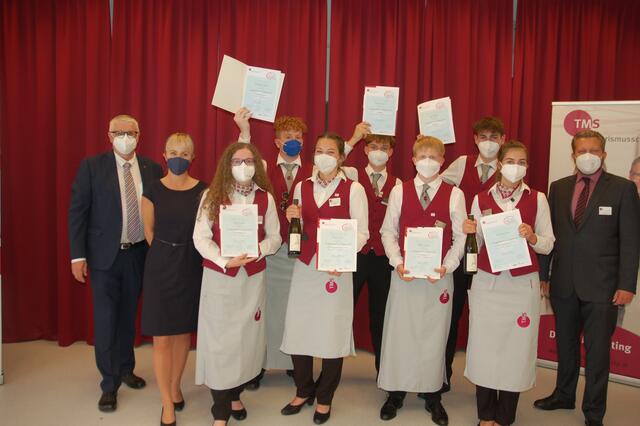 Fachvorstand Johann Habegger mit den beiden Prüfern Katharina Schober und Albert Decker gratulieren den Weinkennern aus der Wienerwaldgegend: Anna Schweitzer, Florian Schallaböck, Anna Brabec, Simon Rischka, Valentina Müllner, Roland Wurm und Nina Strohmayr. | Foto: Haiderer