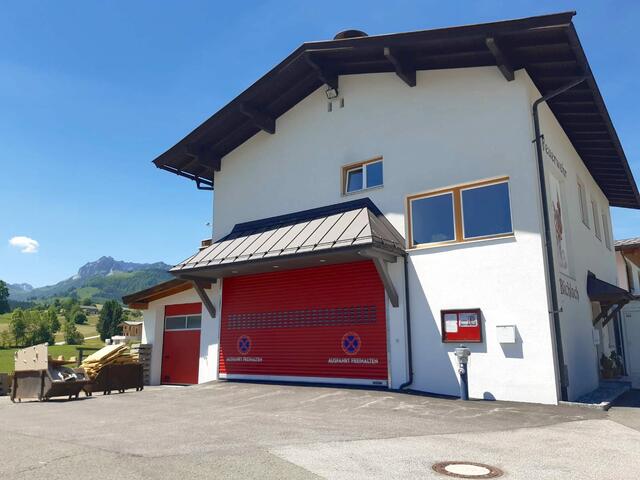 Die Arbeiten am neuen Garagentor wurden bereits abgeschlossen. | Foto: Johanna Schweinester