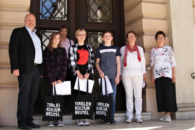 BU: V.l.n.r.: Dir. Peter Assmann, Isabella Schöpf, Ursula Magnes, Rosalie Amreich, Paul Fillafer, Annemarie Regensburger, Silvia Köck-Biasiori.  | Foto: BRG Imst