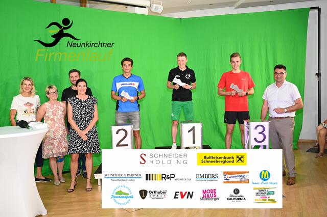 Laufen Herren: Susanne Orthuber, Eva Maria Orthuber, Dieter Schneider, Verena Hanisch, Siegervertreter und Meletios Kujumtzoglu. | Foto: Harald Gruber | Raiba NK