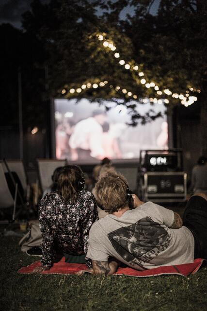 Dem Film kann auf einer Picknickdecke auf der Wiese, oder bequem auf einem Liegestuhl zugesehen werden.