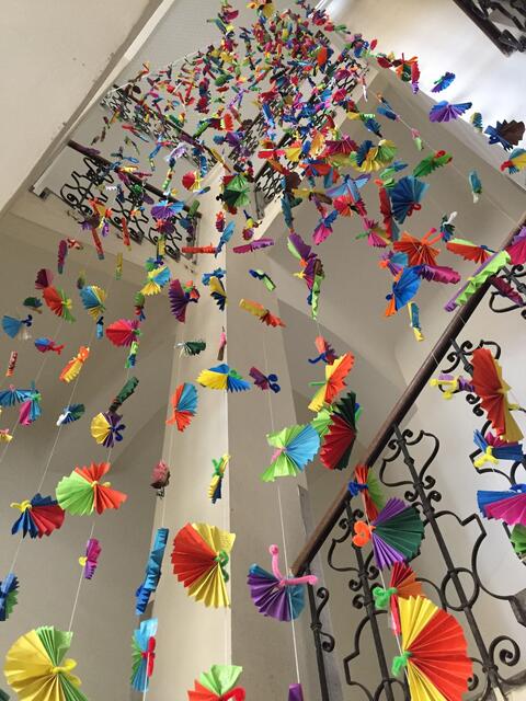 Die Ursulinen haben Schmetterlinge im Treppenhaus. | Foto: KK