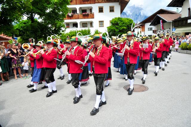 Die Musikkapelle Götzens marschiert am 29. Juni beim Kirchpatrozinium auf. Weiters: 16.7., 8.8., 20.8. und 10.9. | Foto: Hassl
