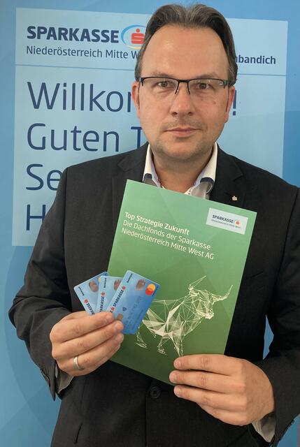 Siegfried Ganzberger hat nicht nur alle Hände voll zu tun, sondern kennt sich auch mit Geldsparmethoden aus. | Foto: Sparkasse Lilienfeld