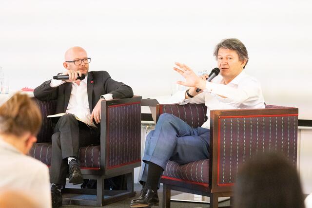 Diskussionsleiter Bernd Pinzer mit Helmut Brandstätter im gut besuchten Seminarraum des College Garden Hotel in Bad Vöslau