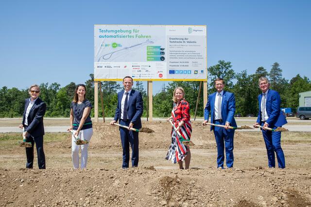 ecoplus Projektmanager Helmut Heinisch, Bürgermeisterin LAbg. Kerstin Suchan-Mayr (Stadtgemeinde St. Valentin), Landesrat Jochen Danninger, DigiTrans Geschäftsführerin Eva Tatschl-Unterbeger, Landesrat Markus Achleitner, Bürgermeister Karl Huber (Gemeinde Ernsthofen). | Foto: Gerald Lechner