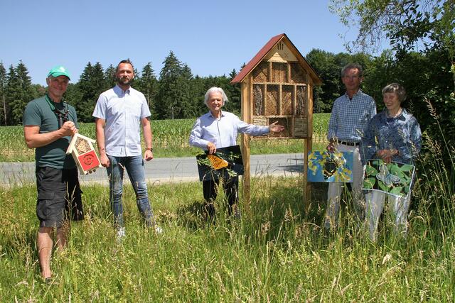 Vorne eine Spendertafel, hinten ein Insektenhotel: Beate und Michael Kirchengast, Präsident Johannes Gepp, Vorstandsmitglied Patrick Knappitsch und Geschäftsführer Markus Ehrenpaar (v. r.) | Foto: Josef Fürbass