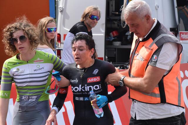 Manuela Hartl nach dem Zielsturz.