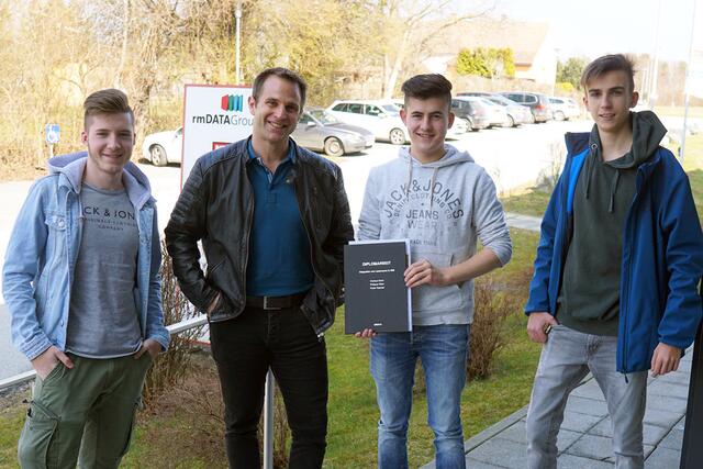 Kevin Kronaus, Thomas Pinter (rmDATA), Kilian Piribauer 
und Raphael Posch bei der Übergabe  | Foto: rmDATA