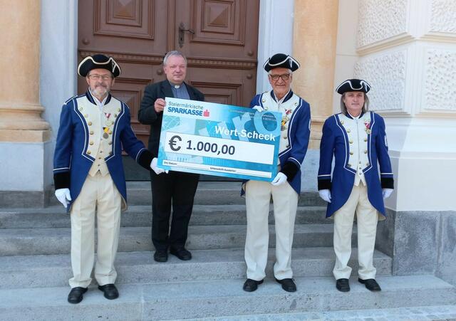 Kassier Hubert Koller, Stadtpfarrer Friedrich Weingartmann, Obmann Luigi Pisano, Obmann-Stellvertreter Erwin Koller (v.l.). | Foto: Stadtwache